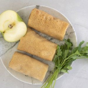 בלינצס מקמח חומוס במילוי תפוחים קינמון וג'ינג'ר
