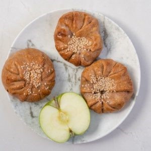 מאפים מקמח כוסמין מלא במילוי תפוחים ג'ינג'ר וקינמון